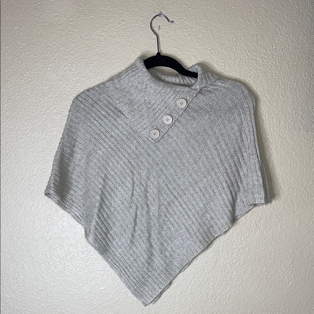 Chic Gray Buttoned Women's Poncho